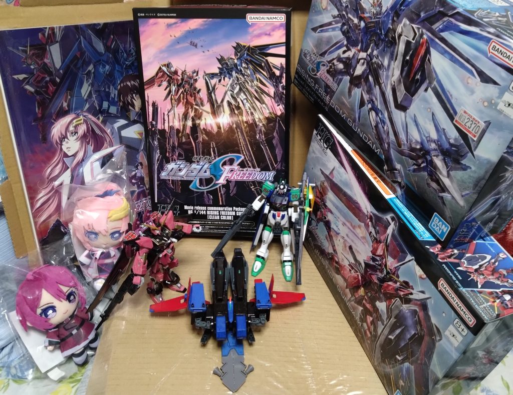 以上、本日のガンプラ紹介は終了になります。近いうち、またはだいぶ後になるかは分かりませんが『イモータルジャスティス』と共演しようかと思います。映画館近くの電気屋で注文していたので、映画を観た帰りに買って来ました♪ついでに『ライジングフリーダム』も。それにしても、大迫力と言ってもいい戦いでした。懐かしい機体はもちろんですが、まだ公式でも紹介してなかったMSが出たりと……かなり豪華な作品だったかと自分は思います。いろいろツッコミをしたくなることもあったり、アスランの妄想に『おいおいおい!!』と口に出そうになったり、何よりシン・アスカの最後のバトルシーンも自分にとって感動してしまいました。 さて、4作連続公開したガンプラ、そして映画館等で購入したグッズと記念撮影して本日は幕を閉じます。ガンプラ制作に徹夜ばっかりだったので、しばらくお休みします。では、次回また会いましょう!
