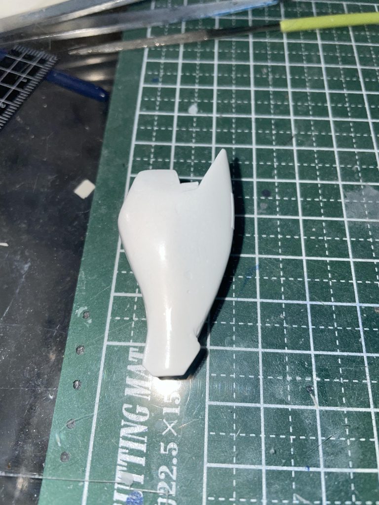 パテを盛ってヤスリがけしてを繰り返していたら塗装後思っていた以上にツルツルになってしまい、大きさも違和感あるものになってしまった。