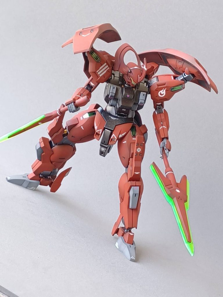 塗装はカラーレシピは無視してイメージで塗りました。特にヒザや足首にある「ほぼ白」はなんか嫌だったので、ワザと明るいグレーに変更しました。赤は黒→ワインレッド→赤の立ち上げで、気持ちグラデ残しました。関節は黒を下地にタイ製のスカルカラーの「アイアン」。胸部は同じく黒を下地にスカルカラーの「ガンメタ」で塗装。ポイントの銀、黒鉄、金はファレフォやシタデルの筆塗です。赤とグレーは艶消しトップコート。それ以外は光沢トップコートです。