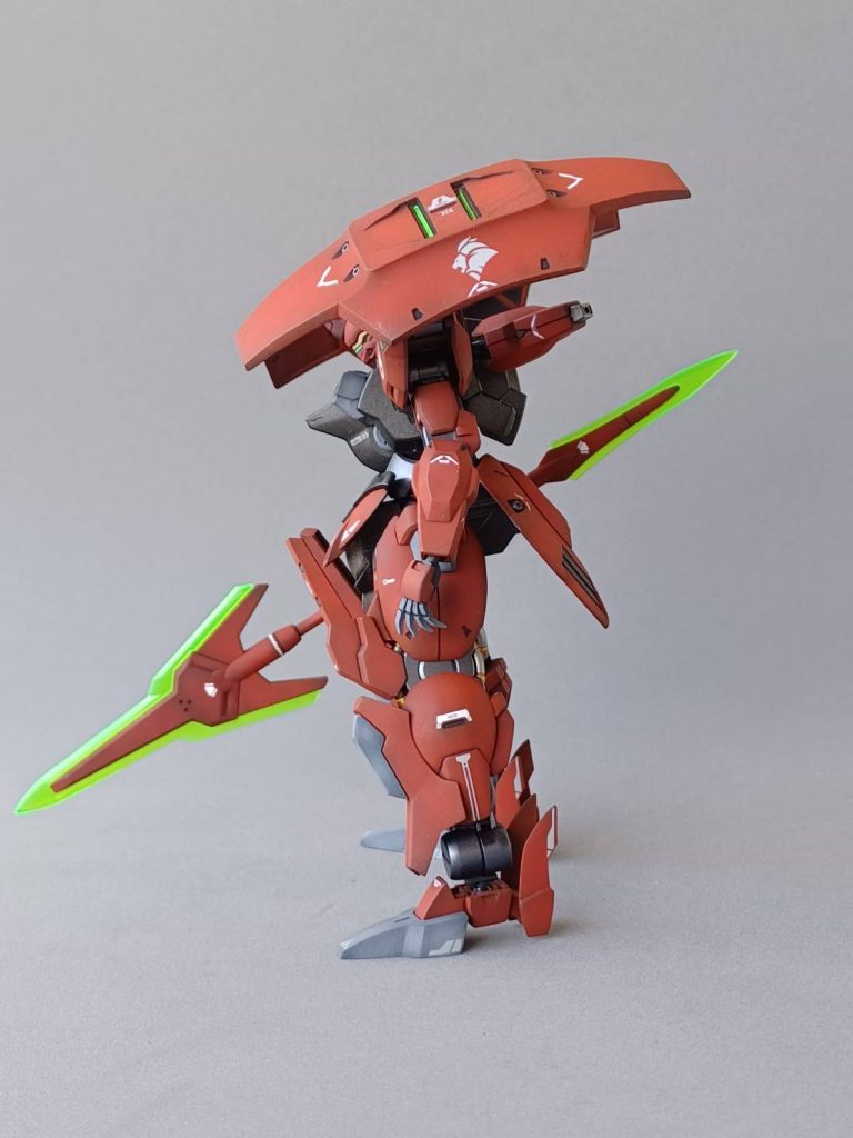 ジェターク寮(ジェターク社?)のエンブレムがカッコイイ。水転写デカールは最初「多すぎてうるさいかな?」と思ったのですが、貼っていくと「うむ、カッチョいい。」となり、結局ほぼ全部貼りました。クレオスのマークセッターを使い、綿棒で縦方向で押して馴染ませ、最後はトップコートで特にシルバリングもせず仕上がってくれました。(*'ω'*)