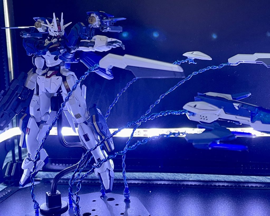 エフェクト兼固定にはアルミワイヤーを使用。保持はバッチリ、射出方向も自由自在です。本当はここにプラ板を使って更にそれっぽく見えるようにするつもりだったのですが、これだけで満足しちゃいました。