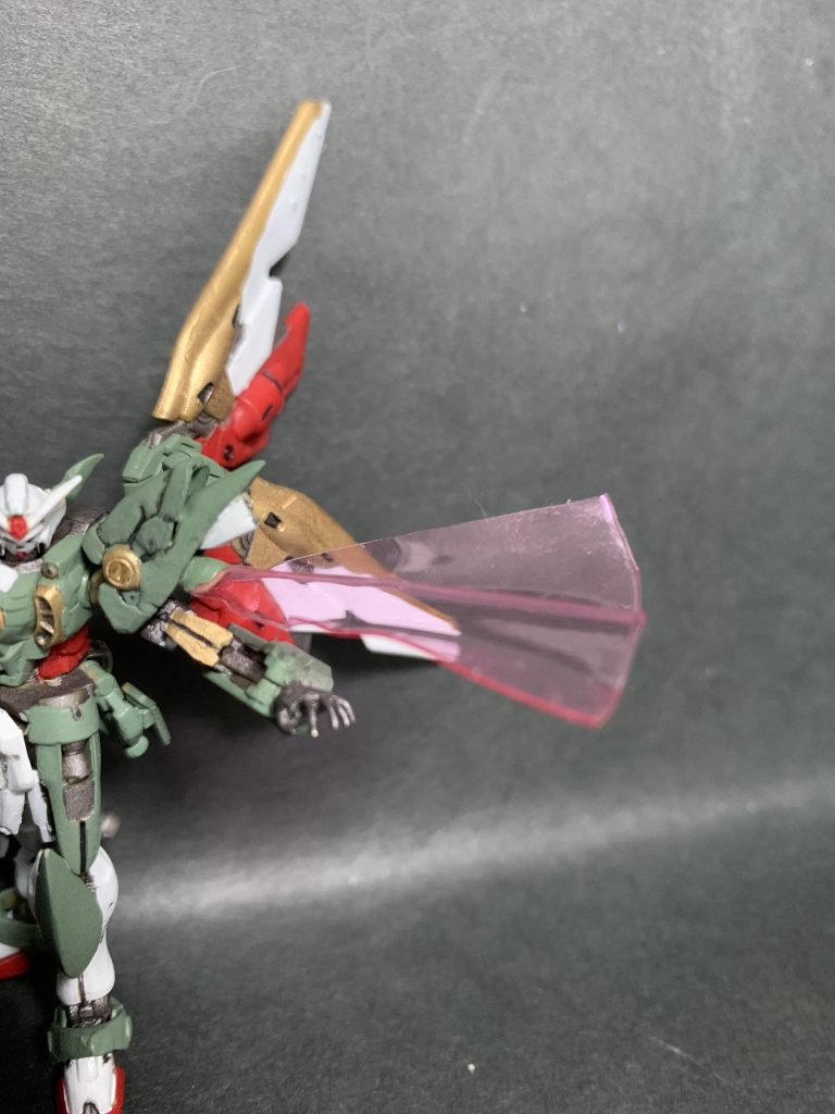 ビームマントは100均のビニール製のペンケースから作成、少し炙って表情つけてます。指は0.5の真鍮線とパテで作成、もっとピシッと伸ばした感じにすれば良かったかな?