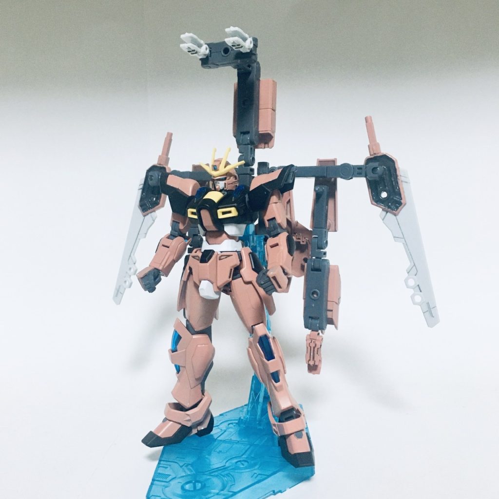 フライト形態の正面です。両脚と背面のスラスターで地上戦と空中戦が得意な基本形態になります。