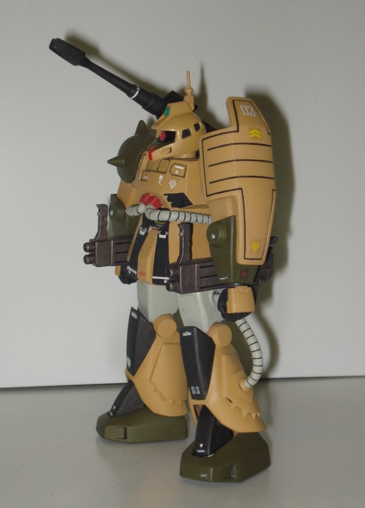 改修箇所①頭部:幅詰め、頭頂部のカメラユニットをプラバンとパテで新造、クリアパーツ使用、モノアイレールの支柱を新造・修正、頬の部分をパテで整形(若干の肉厚化)胸部:幅詰め腰部:スカート部分をプラ板とパテで新造、左右のパーツは一旦切り離してボールジョイントで接続