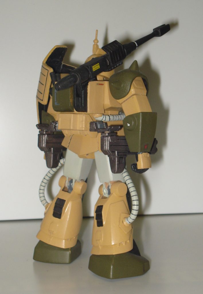 改修箇所②股関節:ボールジョイント化大腿部:膝に向かって若干の削り込みスネのパーツ:削り込みによる修正、エアインテーク開口、スソ部分の形状修正足:幅詰め、足首ボールジョイント接続、足の甲を切り離して形状最適化(MGを参考)