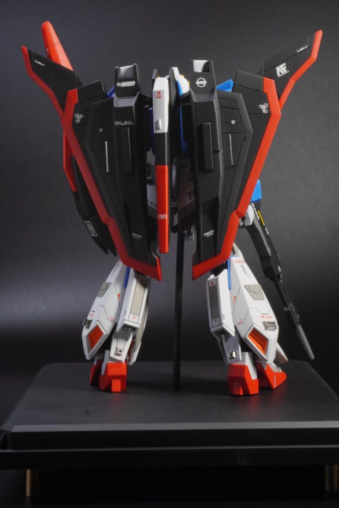 背面各種バーニア類はシルバーで塗装ディティールアップパーツを各所に取り付け