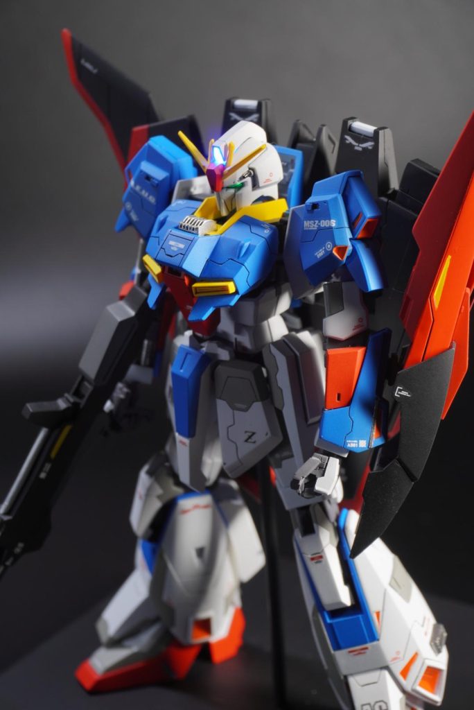 バストアップ頭部のセンサーカメラツインアイのアップバルカンをメタルパーツに置き換え電源は台座から単三電池で供給しています。胸部に排熱フィンのようなディティールを追加しました。初めてのシイタケディティールです😊