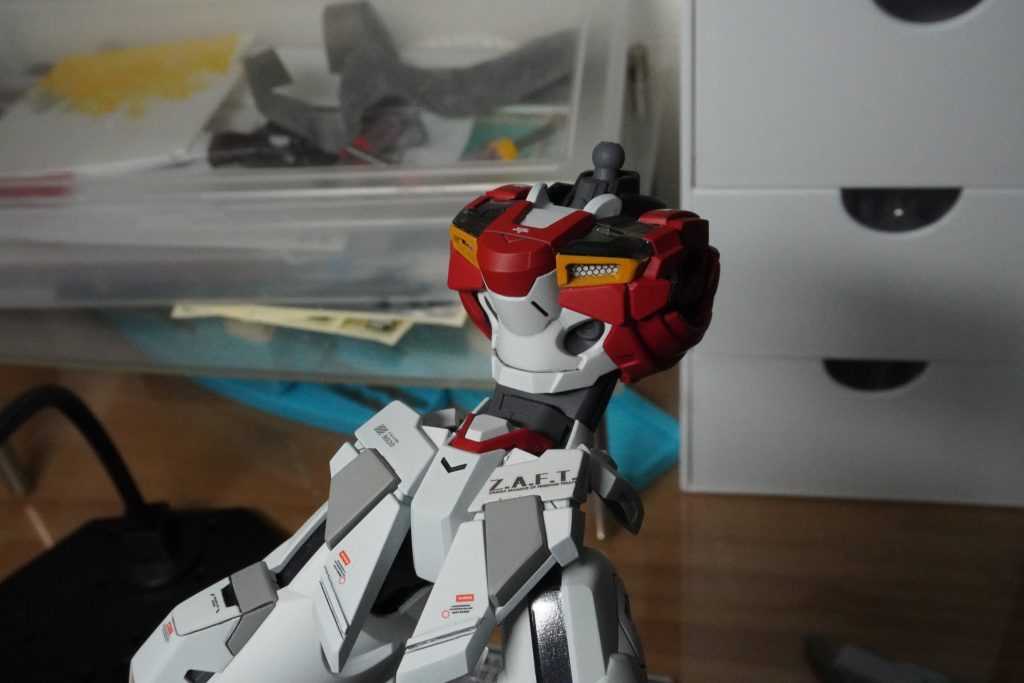 トップコート完了後、ダクト内にエッジングパーツの配置(背面を暗い色にしておけばよかったです)ホログラムフィニッシュを貼付け●使用塗料本体(白):ガイヤカラー ニュートラルクレーⅠ本体(グレー):ガイヤカラー ニュートラルクレーⅢ+Ⅳ本体(赤):Mr.カラー レッド(グラデはMr.カラー マルーンにて)間接:メカサフ ヘヴィ武装類:ガイヤカラー ニュートラルクレーⅢ+Ⅳビームエフェクト・一部内部フレーム:スターブライトアイアン(ガイヤカラー クリアブラックにて刃の焼け表現?してます)トップコート:Mr.カラー スーパースムースクリア(つや消し)