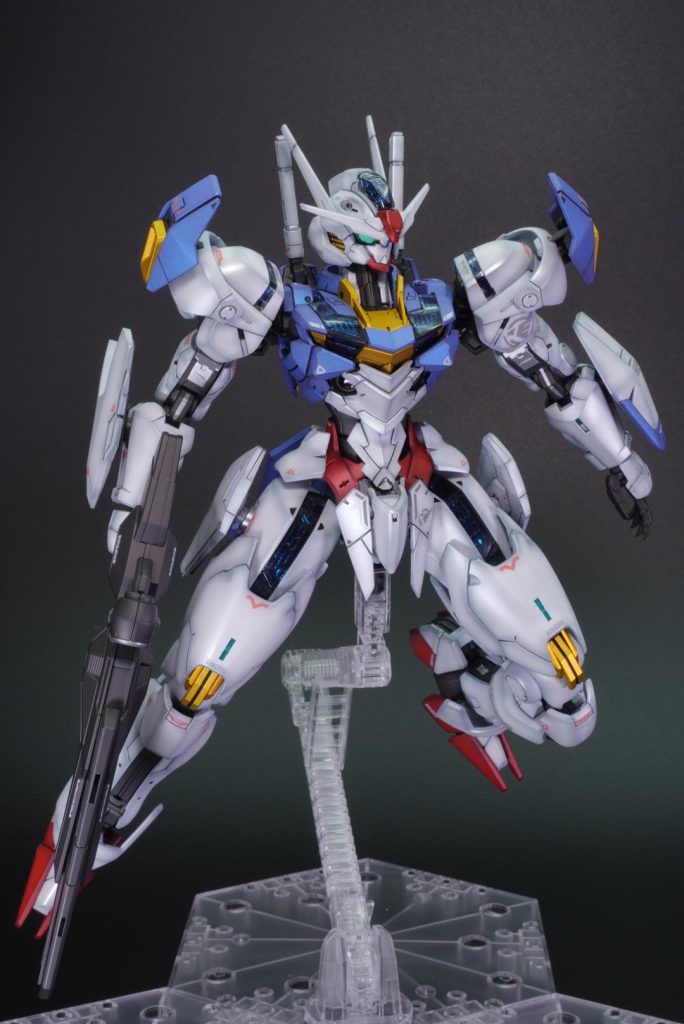 デカールは付属をものを使用しましたが、段差がめちゃくちゃ目立ちますし、曲がっている部分に着けると皺が出来るので、本当に水転写デカールにして欲しかったです。