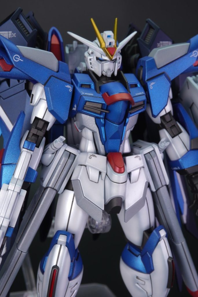 顔の目にあたる部分が深いので、目立たせるには明るい色で塗装した方がいいと思います。もしくはシールを使った方がいいですね。