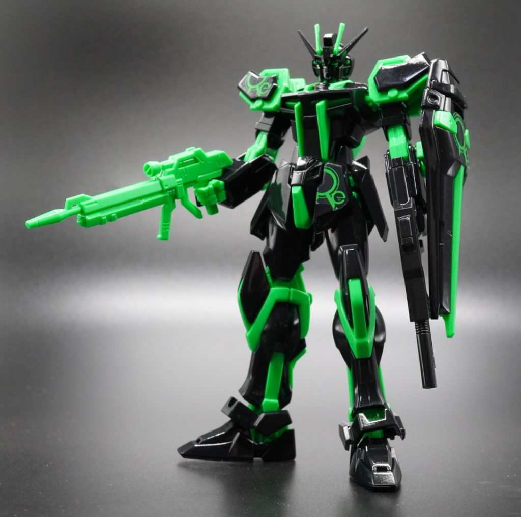 つや消しだと若干白くなるので、ブラックとグリーンを強調するために、光沢トップコートで仕上げています。