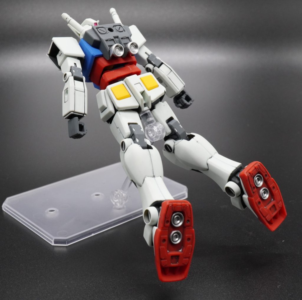 バーニア部は、ガイアEXシルバーで塗装。各関節モールド部に、エナメルのクロームシルバーを、筆塗りです。