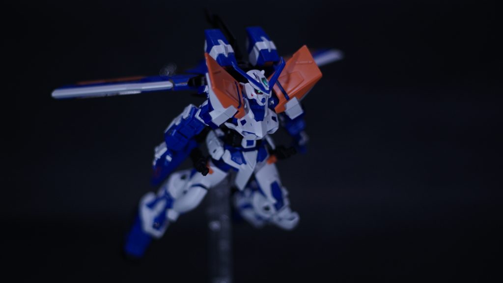 アクション。今回カメラ部分は黒下地にシャインシルバー、百均のラピーテープを切って貼り付け、レジンというふうに少し変えました。なかなかいい輝きを放ってると思います。