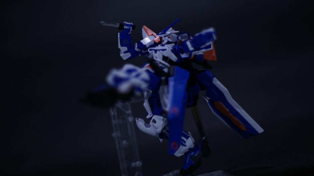 アクション2。渾身の蹴りです。手の細部塗装が難しかったです。