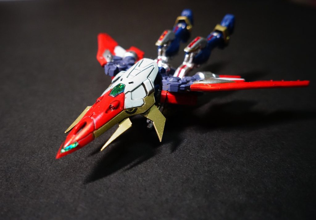 パイロットたっての要請で、旧時代のニッポンで親しまれていたヒーローロボットアニメのカラーリングが施されており、無意味な金属光沢、ケバケバしい光を放つ赤いラインの装飾など、ある意味レトロ趣味が滲む。