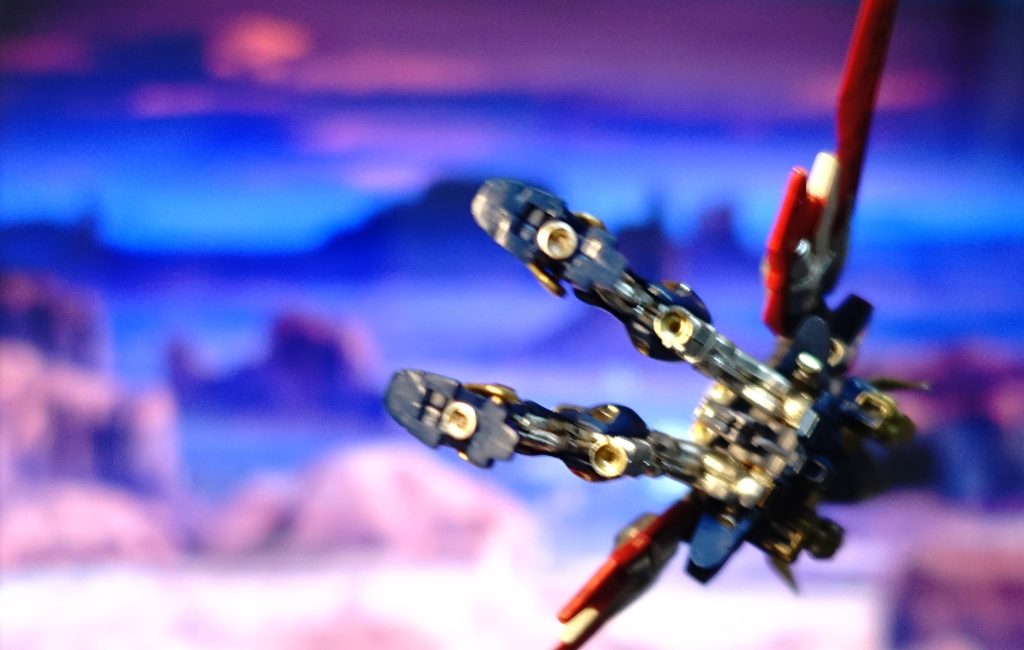 すべてのスラスターを後方に向け、爆発的な推力で戦闘空域を駆け抜ける