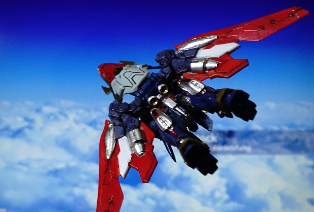 ウイングガンダムの飛行形態はバードモードだが、2番機はそれに対抗して“ゴッド。バード形態”と呼称している。あくまでもマウントを取りたいらしい。