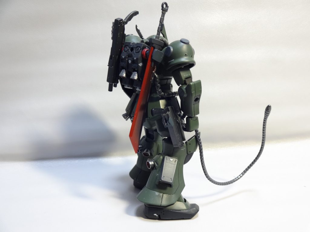 脚部にあるのはデザートイーグルっぽいハンドガンです。