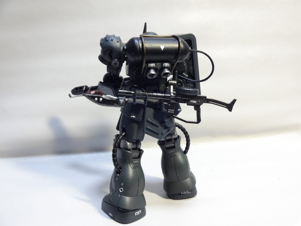サブ兵装のマシンガンには銃剣をつけてみました。