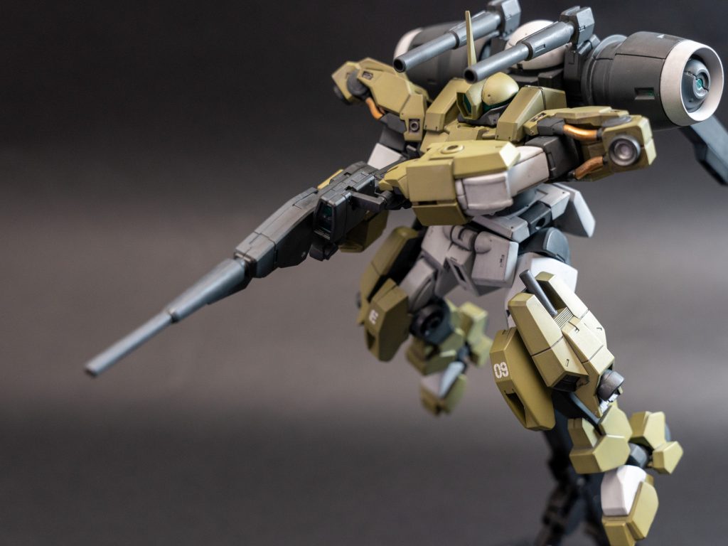 今回は、肉抜き穴を埋めるのと、パーティングラインの処理、アンテナのシャープ化くらいの工作で済ませました。各パーツ塗装して、随所に金属色を筆塗り、最後に全体をグレーのエナメル塗料でウォッシングして、歓声としています。