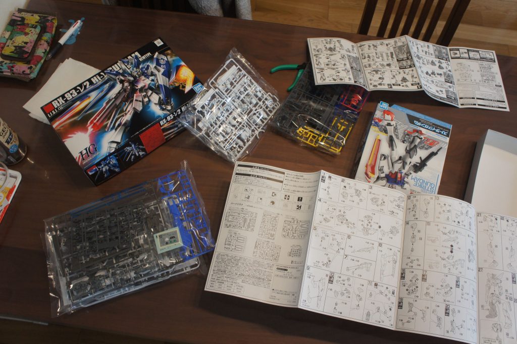 まずは部品と取説を見ながら組み立てる順番を考えます。