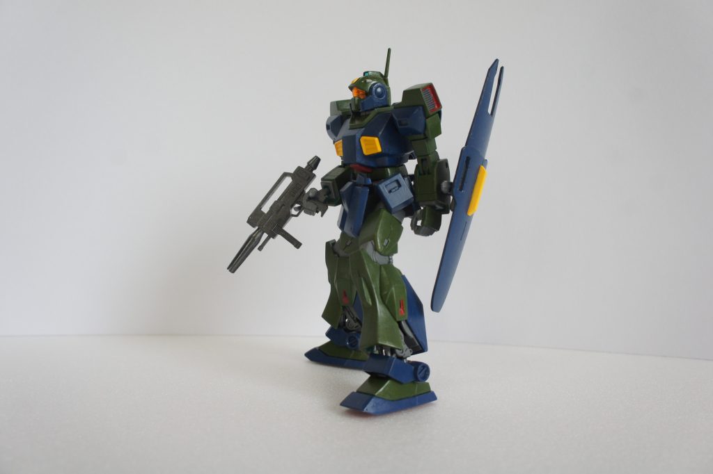 タミヤのアクリルカーラーで筆塗りして仕上げにダイソーのデコパージュを筆塗りしています。デコパージュはわざと筆の痕がうっすら残るように90度ずつ塗る方向を変えながら塗り重ねていきます。