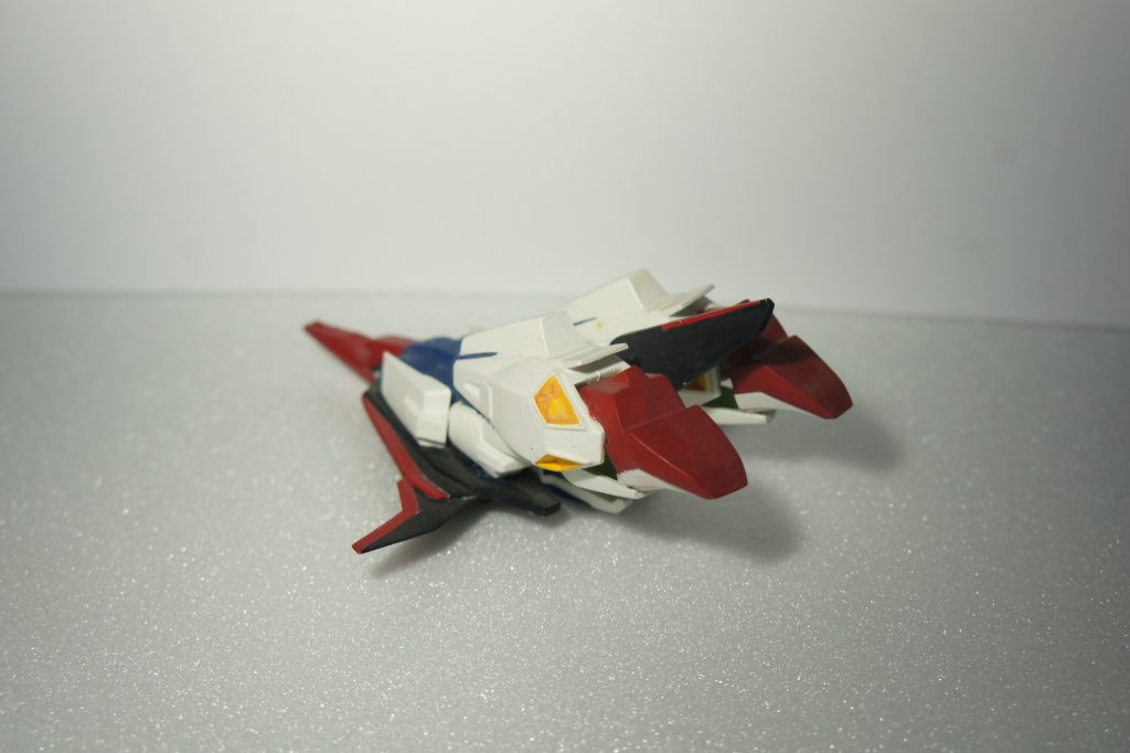 足の部分はぶった切って角度をつけて接着しただけ。ウィング部分の赤い刺し色がある部分は自作です。