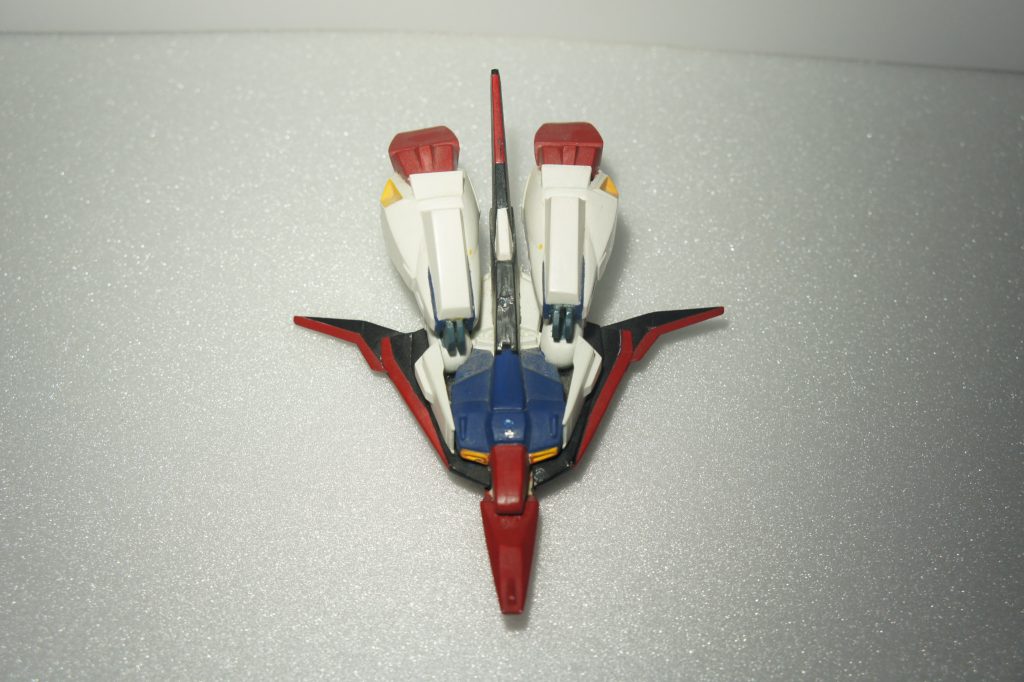 コックピット部分は自作。後ろのスラスター(?脚部の間の部分)は、付け根をプラバンで自作して先の方はキットのままです。脚部はぶった切って、関節部分は自作。ふくらはぎの部分はプラバンとパテで少し延長しています。