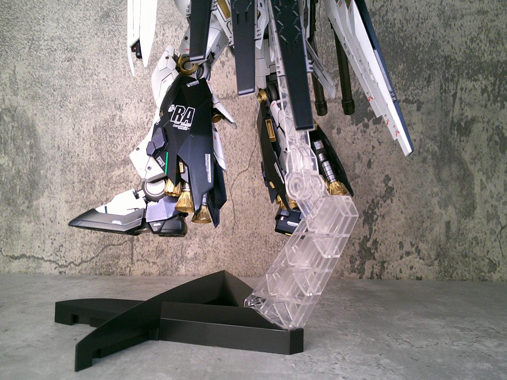 脚は追加装甲とバーニアノズルがいっぱい