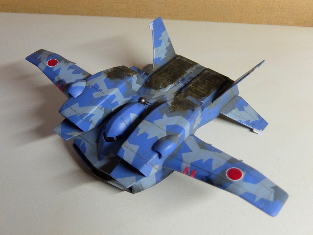 ドダイも飛行機ではなくモビルアーマーに、と思って操縦席内にモノアイ仕込んだんですが、キャノピーのスモークブラックで見えなくなっちゃいました・・・(残念)飛行機っぽいかなと思い、直線の迷彩にしました。塗ってて楽しいですが、すっごい手間ですね・・・グフを立たせるところ、ジャブロー戦かなと思って、乗ったり降りたりで泥汚れ、やりすぎ感が・・・、でもどうせ隠れて目立たないんで気にしない事にしました。