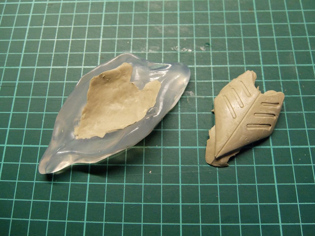 腰サイドアーマーは、通常盤エプロンをエポパテ複製しました。