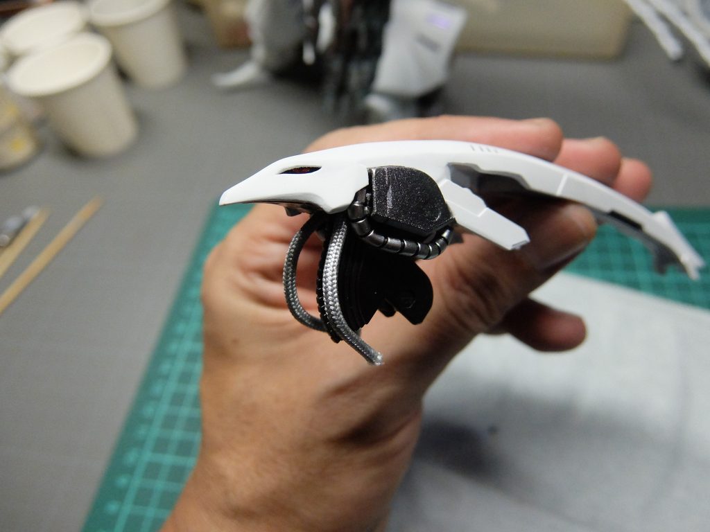 顔もつるんとさせたかったのでパテで盛って削って変更しました。ついでに後頭部の垂れ下がりが魔○ブ○に見えて仕方なかったので、真ん中で切って、上向きに角度を変更しました。