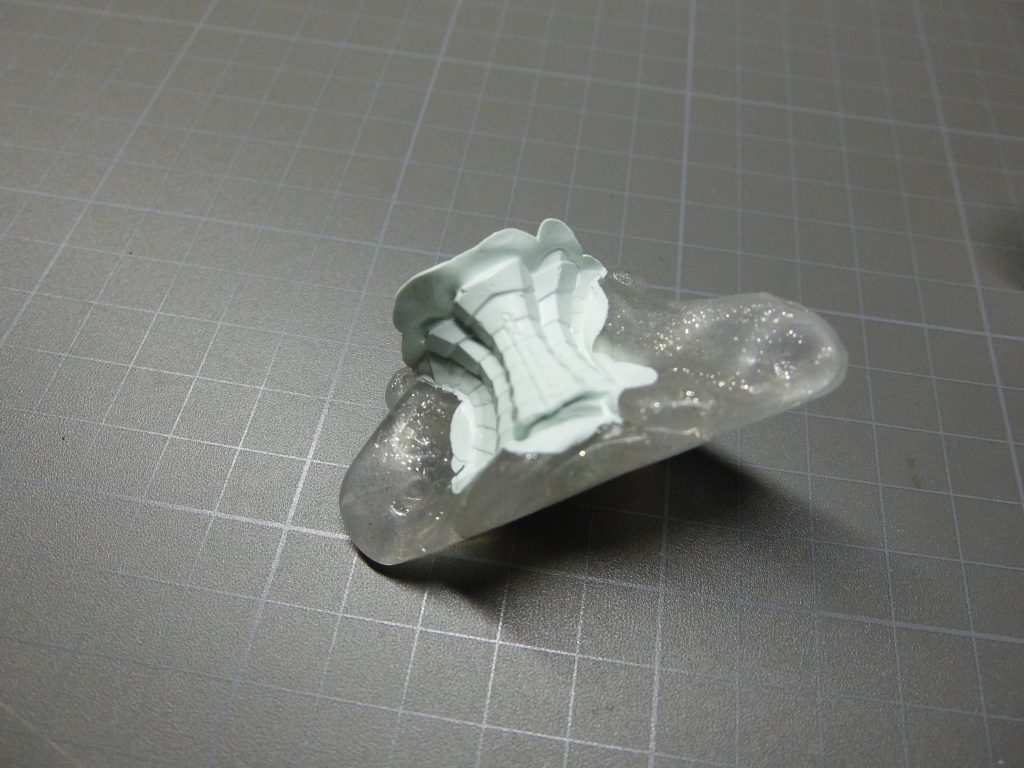 お腹は、IMS バッシュ ザ ブラックナイトのパーツをエポパテ複製しました。