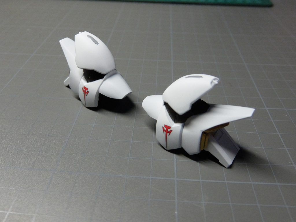 肩パーツはボリュームが欲しかったで、純正の横向きをデフォルトと考えて変更しました。で、、筋彫りとスイッチマークを消して、外側をプラ板延長、その下にOOライザーのサイドスカートを移植、内側にも何かの余剰パーツをくっつけました。上の丸いところは、Aトールみたいに完全に浮かそうかと思ったのですが、やってみたらうるさかったので、外側を少し浮かせるだけにしました。ミラージュの血の十字架ですが、ついつい両肩に貼ってしまいました・・・(右だけの方が良かった・・・修正大変なんであきらめ・・・)