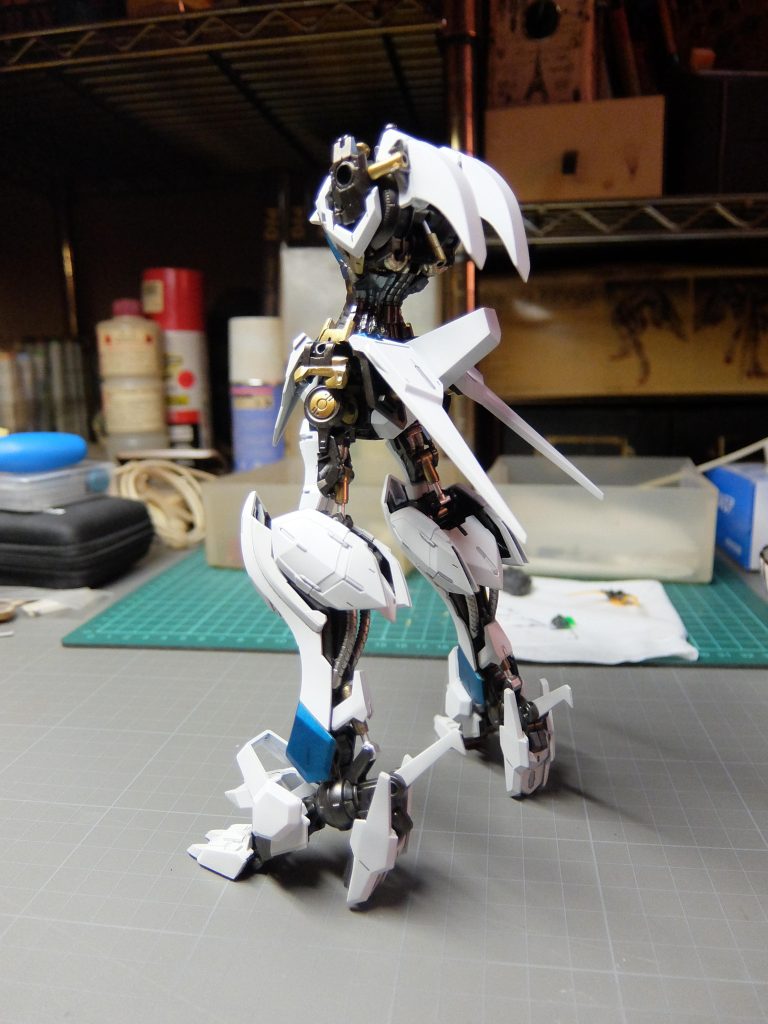 バックパックとって寂しいんで、モーターヘッド風に、肩甲骨の吸気か排気か何かのパーツとお尻のカウンターウェイト、足首後ろのアイゼンをプラ板工作で付けました。