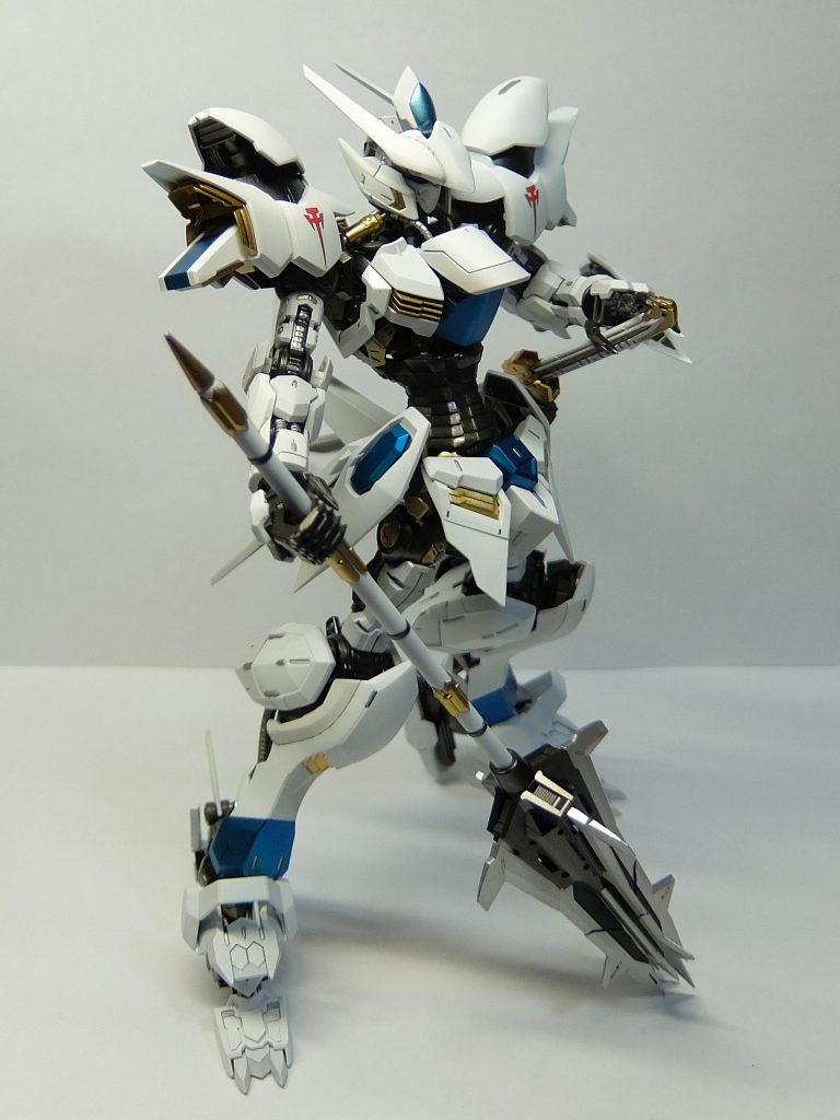 塗装色ですが、白に赤青黄色は、ちょっと・・・ネプチューンみたいに全体青系?黒騎士みたいに真っ黒。ありがちやしガンダムの世界じゃワルモンっぽいし。赤系は脇主役メカって感じで、ちょっとちゃうかな・・・エンゲージSR1みたいに全体白でサシ色だけがええかな。で、白系はツヤ消し、メカは全ツヤ、サシ色はガンダムっぽさ残して青キャンディにしました。頭部アンテナのVがガンダムを主張しすぎるんで、真ん中だけ残して、5mmほど前出して角度寝かして、プラ板切って貼ってパテ盛って、という感じで変更しました。あと、アゴと口の黒い柄もガンダムを主張してるんで、切って持って削除しました。