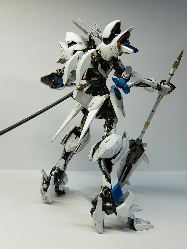 バックパックは付けませんでした。ハイヒールですが、純正を逆につけてアキレス腱部ガードにプラ板で延長。甲は真ん中で切って角度つけて延長しました。アンクルガードは純正をこれまた逆つけして、ストライクフリーダムのガードを筋彫りとスラスターを埋めて移植しました。