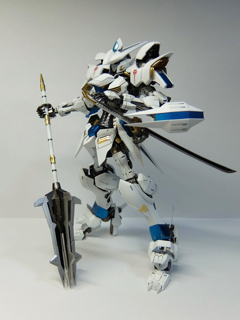 最近のガンダムって全体にゴチャゴチャしてますよね。モーターヘッドっぽくってなると、ツルっとした広い面とフレームのやたらゴチャゴチャ感みたいなメリハリをつけたいかな。で、装甲部分は、「定番の筋彫り追加でディテールアップ」とは真逆に、筋彫りや肩や膝のスイッチマークを埋めて消して、少しでもツルんとした面を増やしました。