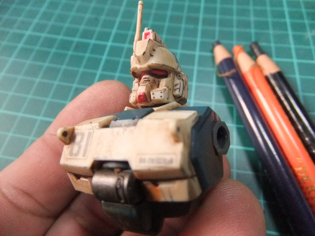 ダーマトグラフ(ダマートペン)(文房具店で入手出来ます。)で錆、雨垂れ、ハゲチョロを描き込んで控えめの汚しを行っています😁ラマートペンは結構定着力強いので指で触っても落ちません。修正の際は水を含んだ綿棒で強めに擦ると消すことができます。