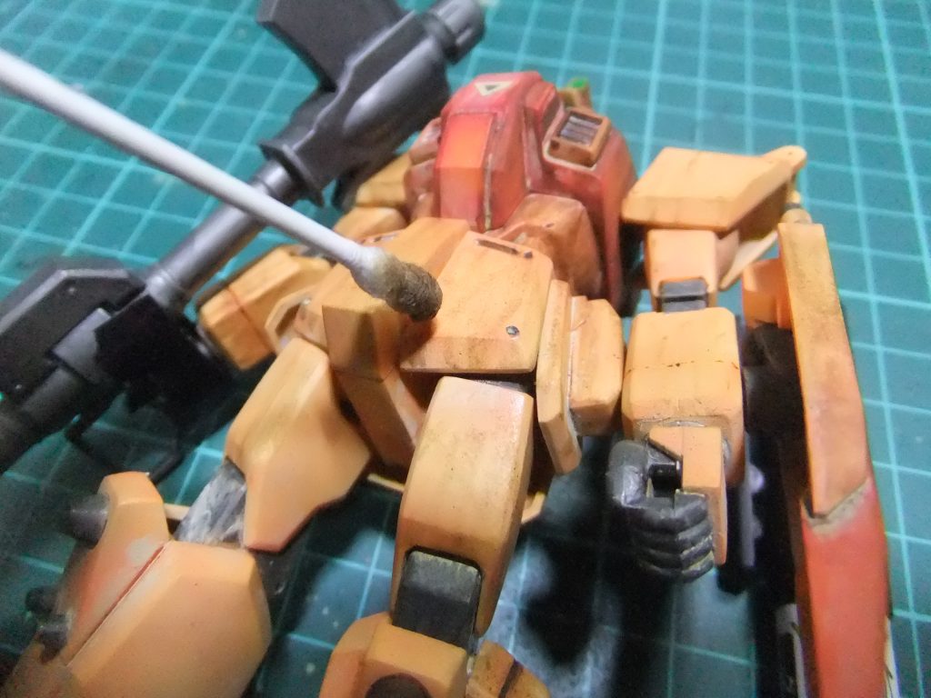 クレオス リアルタッチマーカーを水を含んだ綿棒で伸ばすだけでリアルかつ控えめなウェザリングが出来ます😁