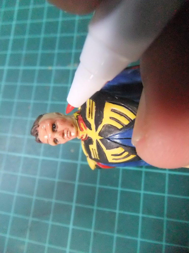 色合いが地味になったのでガンダムリアルタッチマーカーピンク1で(赤味)を挿し色で入れます💦