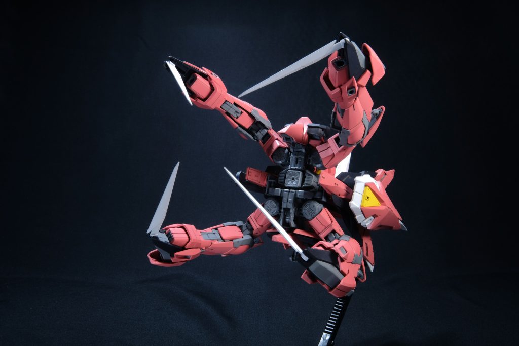 腕部と脚部が同じ形状というイージスのデザインが見事に再現されています。