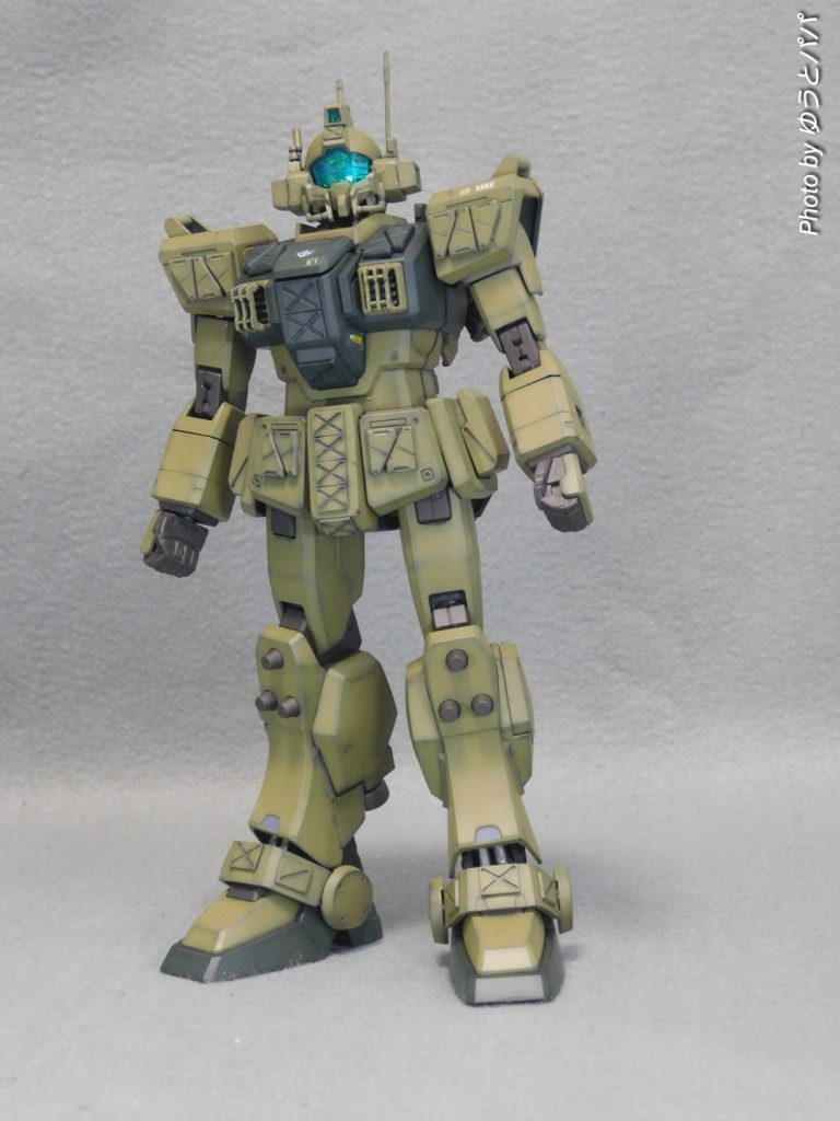 コンセプトとしては『アジア方面日本に配備された唯一の陸戦型ジムを指揮官用機体』としました。     日本に配備されるなら『陸自車両カラー』が似合うかも?と思い黒サフからの黒立ち上げで塗装しました。                     指揮官機体という事で生存性向上の各部追加装甲を施し、機動性の向上、通信距離強化、索敵能力の向上を目指しました。胸のダクトカバー、当初プラバンにてジム・ライトアーマーみたいな感じにしたがったのですが加工が上手くいかずジャンクパーツからガードを捜し出し装着しました。                カラーのレシピは               胸部の濃い色は濃緑色(自衛隊戦車色)     薄い緑は枯草色(日本軍戦車色)        武器類はオリーブドラブ            フレームは土地色(日本軍戦車迷彩色)     フレームは定番のグレー系やダークアイアンは今回は使用しませんでした。            ちょっと面白いかな?と思いついただけですが。