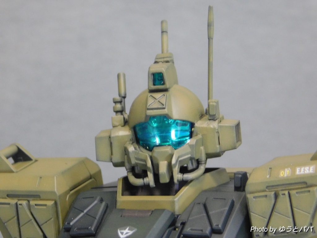 頭部前面顎に30MMのパーツを着けたり耳?部分にジャンクパーツ使いアンテナやセンサー基部作りました。 カメラのインナーはガンダムマーカーの『メッキシルバー』を塗りました。
