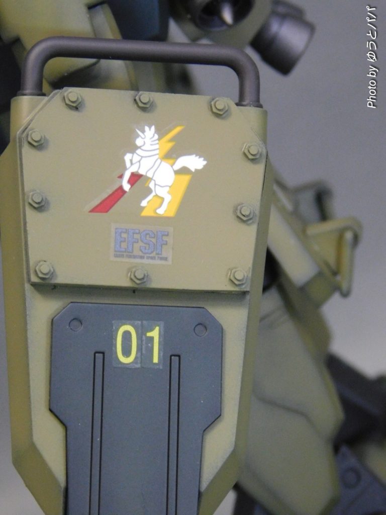 陸戦シールドにガンダムEz-8みたいな追加装甲をプラバン積層にて製作しボルトのパーツを着けました。                     マーキングは陸自戦車のデカールを貼りました。