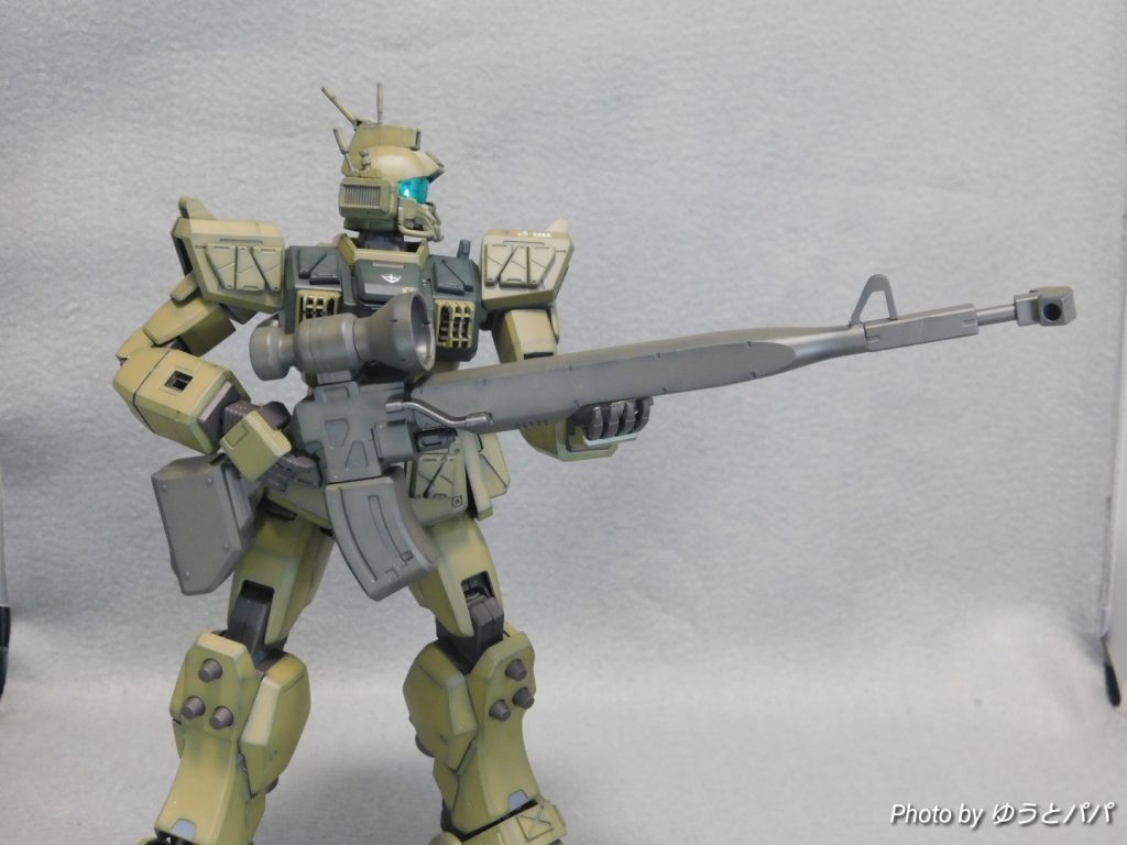 今回付属のロングレンジビームライフルを実弾仕様に改造しました。               銃身を延長してノズルにバレットみたいなマズルブレーキを製作し装着しました。         マガジンはHGUCドム・トローペンのラテーケンバズのマガジンをニコイチにして製作しました。   イメージは『対MS用アンチマテリアルライフル』です。