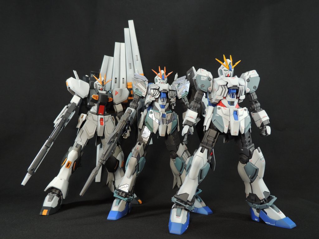 ナラティブガンダム本体は、B装備のキットを使用。S字立ちが決まるように脚部を削り、アンテナのシャープ化や市販パーツによるディティールの追加を行いました。