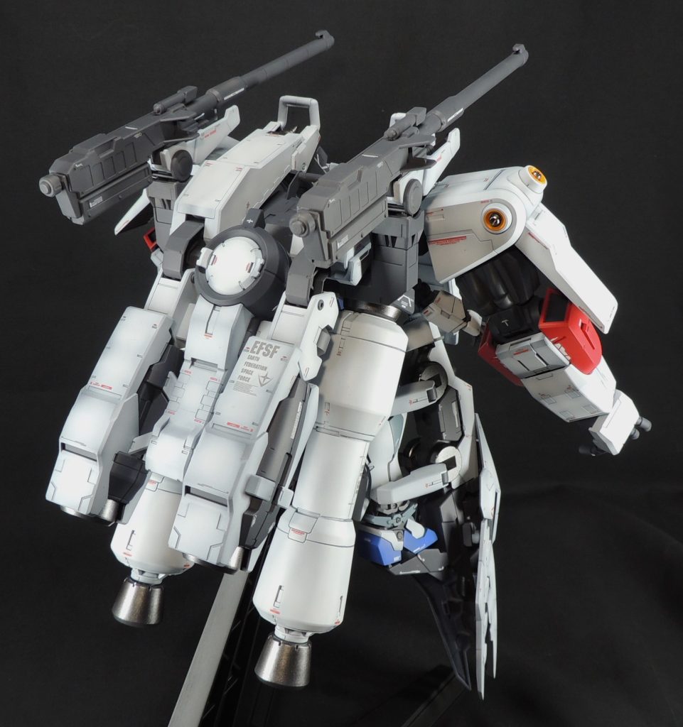 背面のショットです。ガンダムのオプションパーツ感を出すため、ホワイトを基調としたカラーリングで塗装しました。