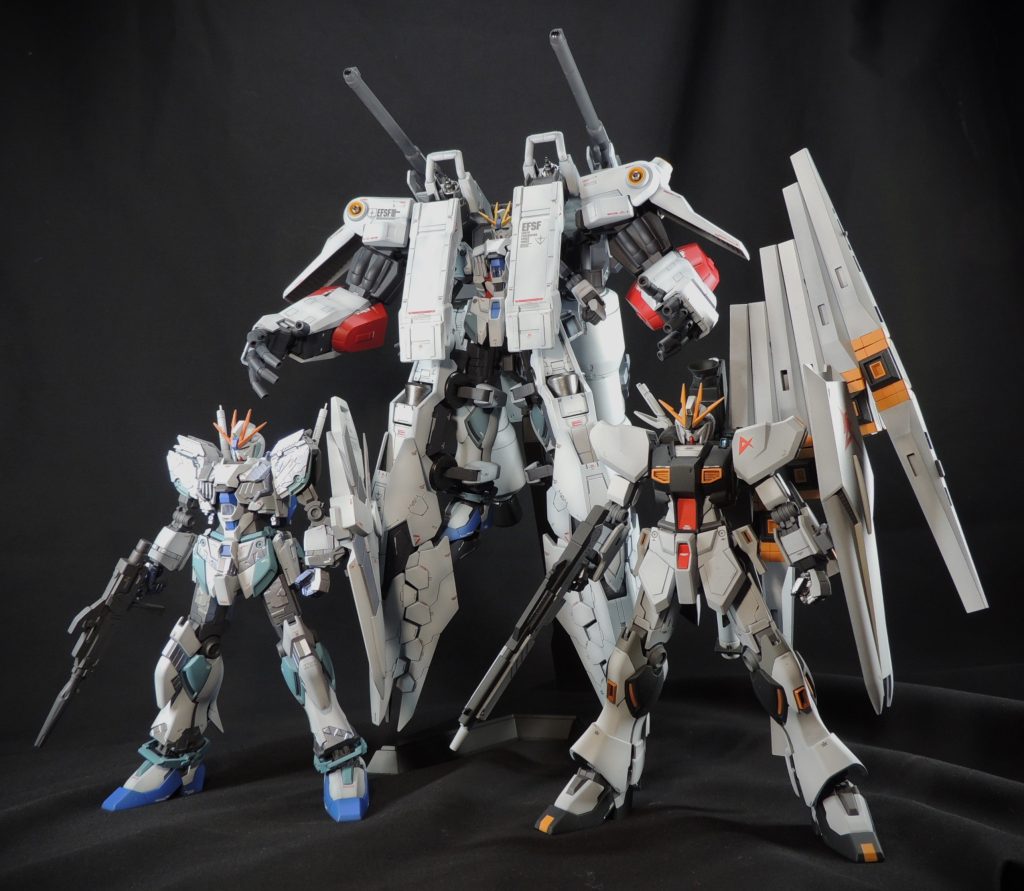 せっかくなので、過去作のC装備(覚醒イメージ)とナラティブガンダムベースのνガンダムとのスリーショットを撮影!