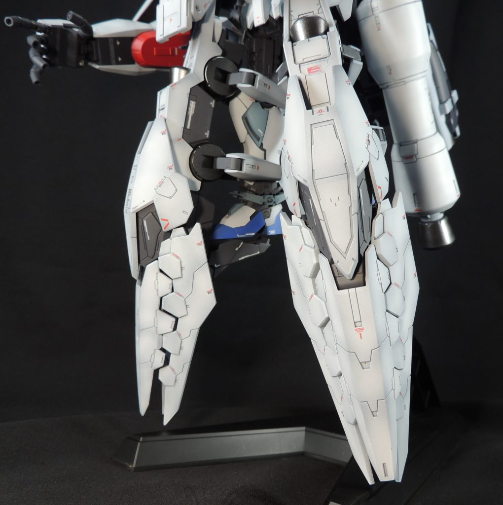 脚部ユニットの形状はそのままとし、リフレクタービットの取付はナラティブガンダムの特性上、オミットしました。